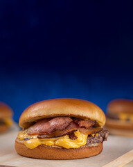 Smash burguer com creme de queijo e bacon     