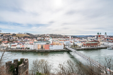 Fototapeta na wymiar Berühmte Stadtansicht von der drei Flüsse Stadt Passau mit Blick auf Fluss Donau und Inn der Altstadt und das Rathaus und Dom gesehen von der Feste Oberhaus, Deutschland