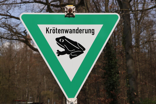 kr&ouml;tenwanderung, kr&ouml;ten, unken, wanderung, kr&ouml;tenzaun, stra&szlig;enverkehr, verkehsschild
