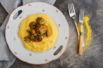 Creamy polenta with mushrooms