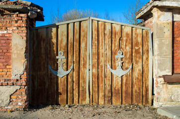 old gate, rusty, photo in the afternoon