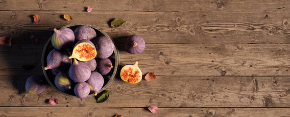 Top view of old iron jar full of fresh ripe figs on wooden background 3D Rendering, 3D Illustration