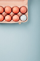 Golf ball in a box of eggs, flatlay on blue background - 428250116