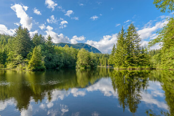Fototapeta na wymiar Majestic mountain lake in Canada.