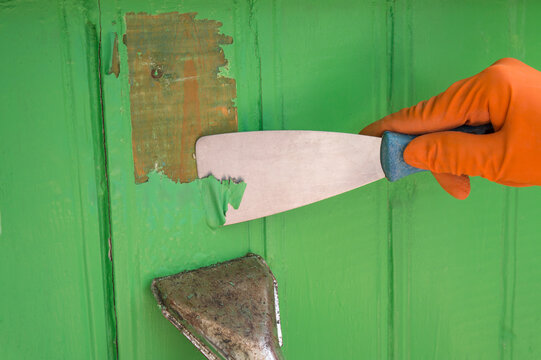 Removing old paint from wood with a hot air gun and trowel. Building hair dryer.