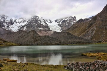 lago a pie de glaciar en Cusco Peru
