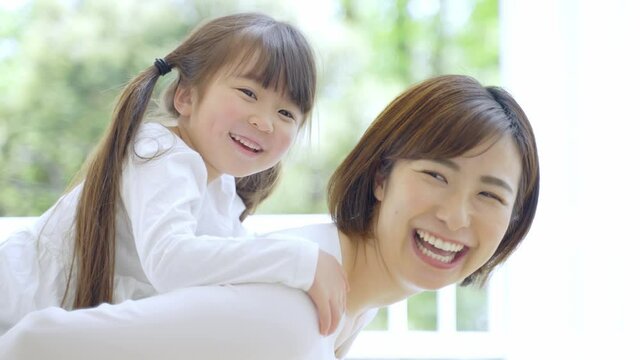 室内で仲良く遊ぶママと女の子