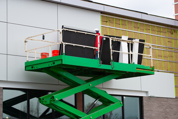 Hydraulic lift platform of the bucket cabin of a telescopic elevator on working construction site
