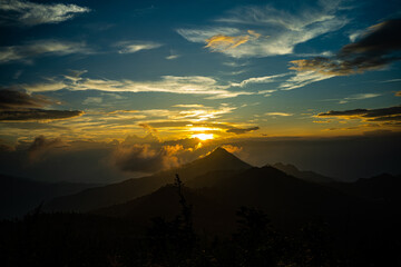 山から見る夕陽