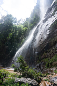 Cachoeira da Candeia na Floresta Uaimii - Acuruí, Minas Gerais © Waves