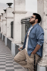 Obraz premium man vaping on the street