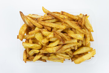 barquette de frites isolé sur un fond blanc