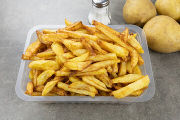 barquette de frites sur une table	