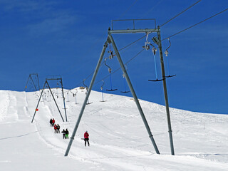 T-bar ski lift (Platter - Button lift) or Téléski à archets (à sellettes - Glacier 3000), Les...