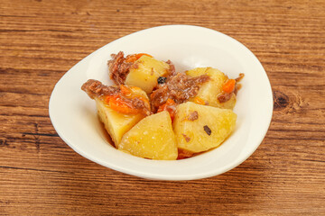 Roasted potato and beef with sauce