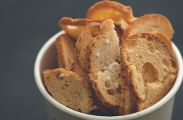 Brotchips im Becher