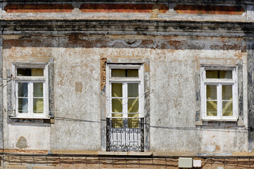 Fototapeta na wymiar alte Häuserwand Fassade mit Fenstern