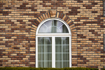 茶色の煉瓦と半月窓