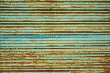 錆びたパステルグリーンの波板トタン