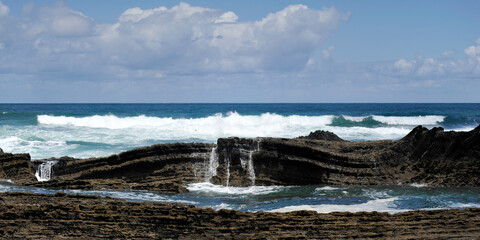 Felsen Klippen mit Meeresgicht und brechenden Wellen