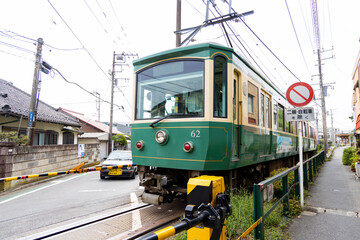 Obraz premium 道路を通過する江ノ電