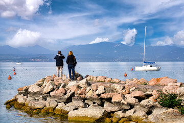 Fototapeta na wymiar Blick über den Gardasee in Lazise, Lago di Garda, Italy