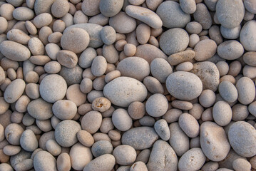 Piedras de playa. Cantos rodados en tonalidades cálidas