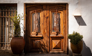 Puerta de madera en casa blanca de estilo mediterráneo en Altea, Alicante. Puerta y fachada...