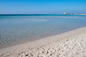 Obraz premium Sabbia bianca con mare trasparente e cielo azzurro.