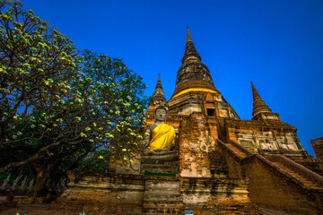 Fototapeta premium Background of old Buddha statues in Thai religious attractions in Ayutthaya Province, allowing tourists to study their history and take public photos.