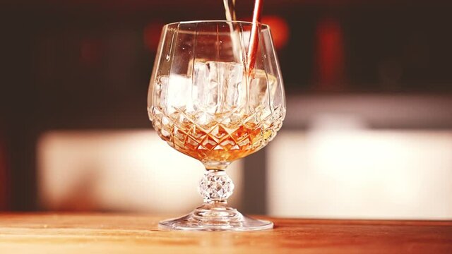 Kristallkaraffe wird mit Whisky in Slowmotion gef&uuml;llt. 4K 120 FPS 10 Bit