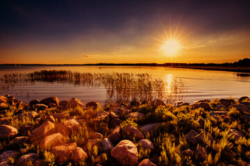 Krajobraz wodny. Zachód słońca nad jeziorem, Mazury, Polska