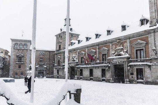 ayuntamiento de madrid cubiero por una gran nevada
