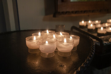 Kerzen in einer Kirche