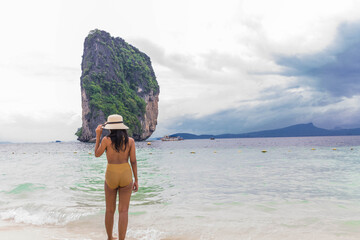 Tailandesa en la playa, el paraíso en krabi arenas blancas gran roca en el mar vida relajada 
