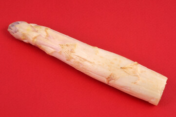 Asperge crues en gros plan sur fond rouge