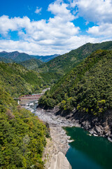 Fototapeta na wymiar 十津川の赤い鉄橋と渓谷