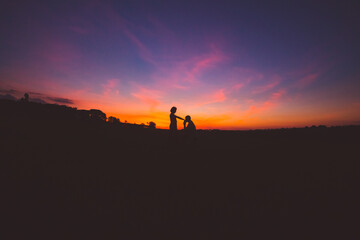 Fototapeta premium surprise marriage proposal at sunset 