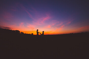 Fototapeta premium surprise marriage proposal at sunset 