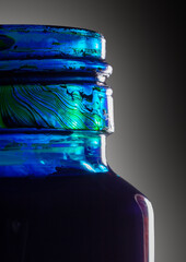 blaue Tinte in einer Glasflasche