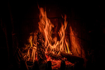 ogień w prawdziwym kominku z drewnem - obrazy, fototapety, plakaty