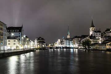 Obraz premium Night view of the Limmat river in Zurich