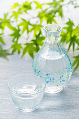 冷酒と青もみじ