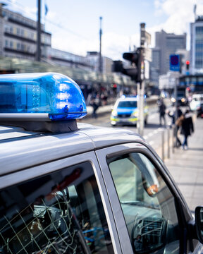Polizeisirene mit Blaulicht in Deutschland, perfekt als Symbolfoto