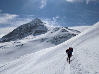 great ski tour on the fanellhorn with great views of the surrounding mountains. mountaineering in winter. Vals Swiss