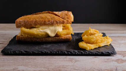 Bocadillo de calamares a la romana con mayonesa, bocadillo típico de Madrid y de la dieta mediterránea 