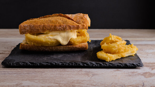 Bocadillo de calamares a la romana con mayonesa, bocadillo t&iacute;pico de Madrid y de la dieta mediterr&aacute;nea 