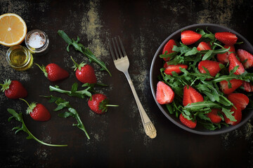 Healthy salad with arugula and strawberries.