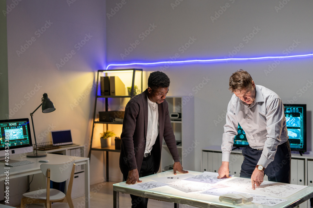 Poster Workers of automobile design office discussing new model of car