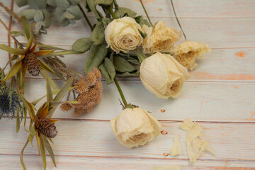 白い薔薇とワイルドフラワーのドライフラワー